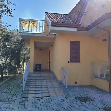 Alloggio Turistico Magnifico Alessandro Valle Bernardo 04025 Lenola Nei Pressi Di Fondi Lt מלון דירות Lenola